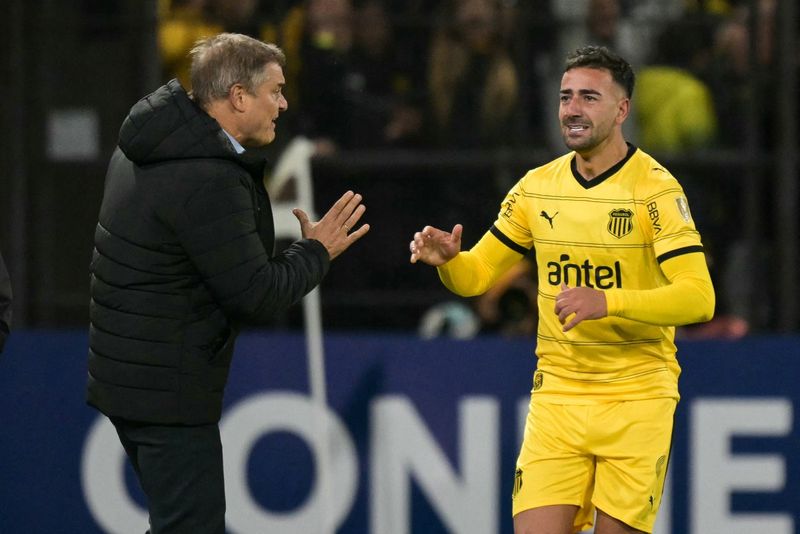 A qué hora juegan hoy Cerro Largo vs Peñarol por el Torneo Apertura y dónde verlo