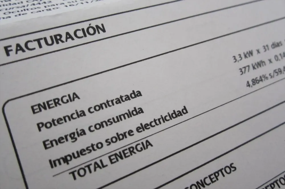 La factura de la luz recupera temporalmente desde hoy el IVA del 21%.