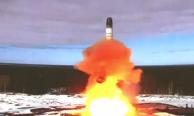 Video del Ministerio de Defensa ruso muestra el lanzamiento del misil intercontinental Sarmat, de capacidad nuclear, en un campo de prueba en abril de 2022