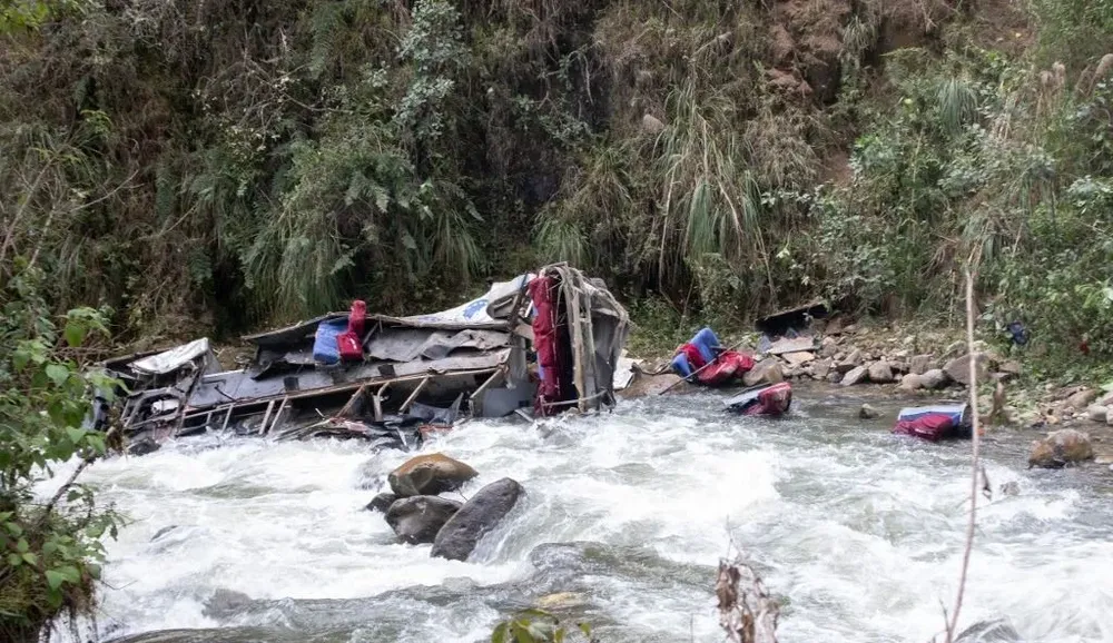 Así quedó el autobús que cayó al vacío de una colina en Perú