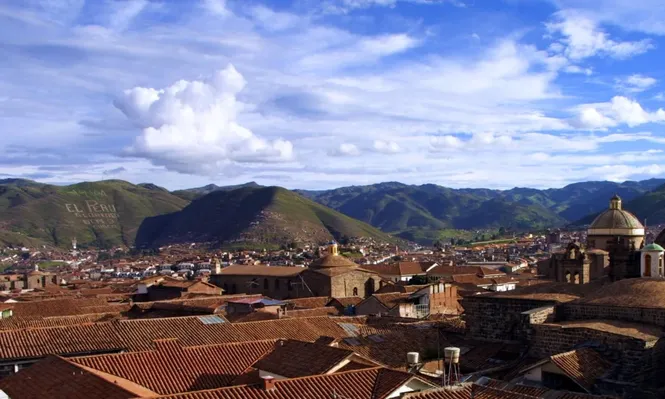 Cusco, ubicada a 130 kilómetros de Macchu Pichu. Su población vive en gran medida del turismo al santuario histórico de los incas.