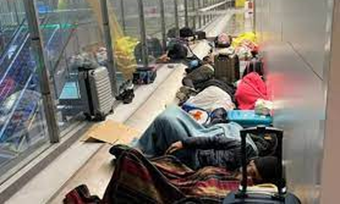 Barajas: las personas sin hogar se adelantan a los controles y acceden al aeropuerto antes del toque de queda