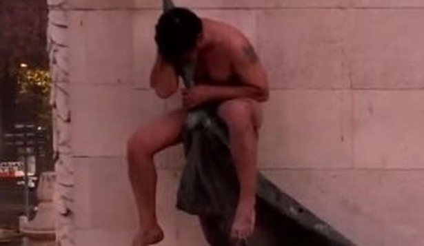 En medio de los incidentes, un hombre se trepó desnudo al monumento a los dos Congresos: el video