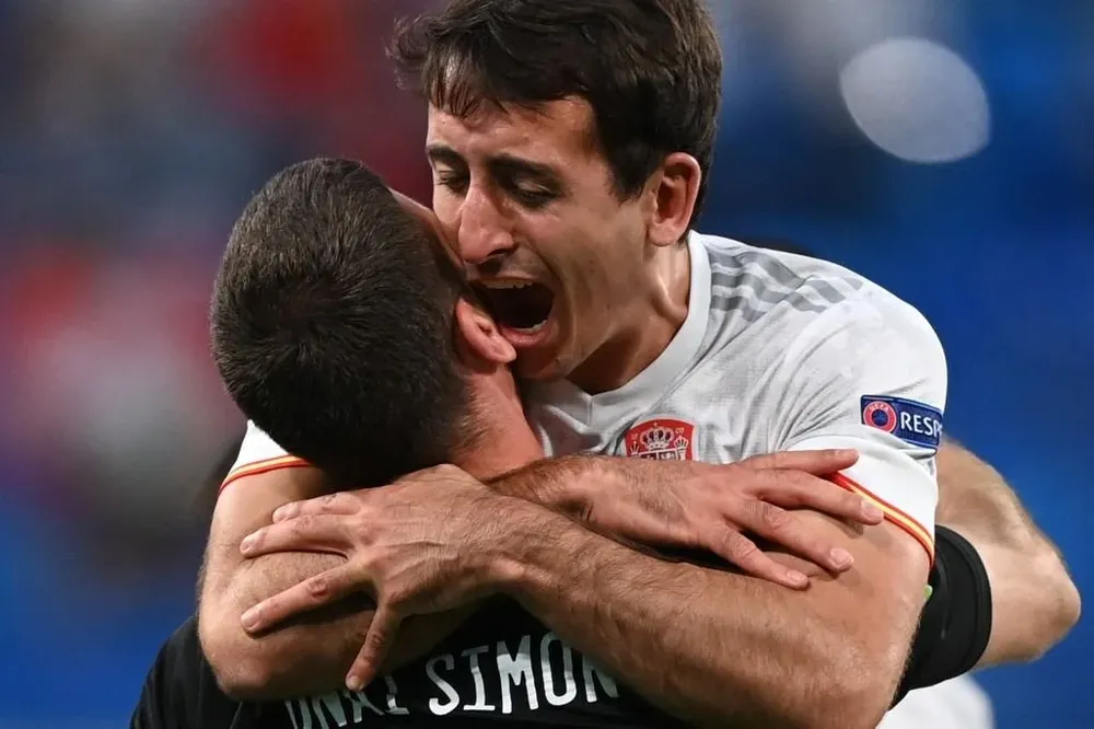 El abrazo de Oyarzabal y Simón, figuras de Real Sociedad y Athletic, juntos en España