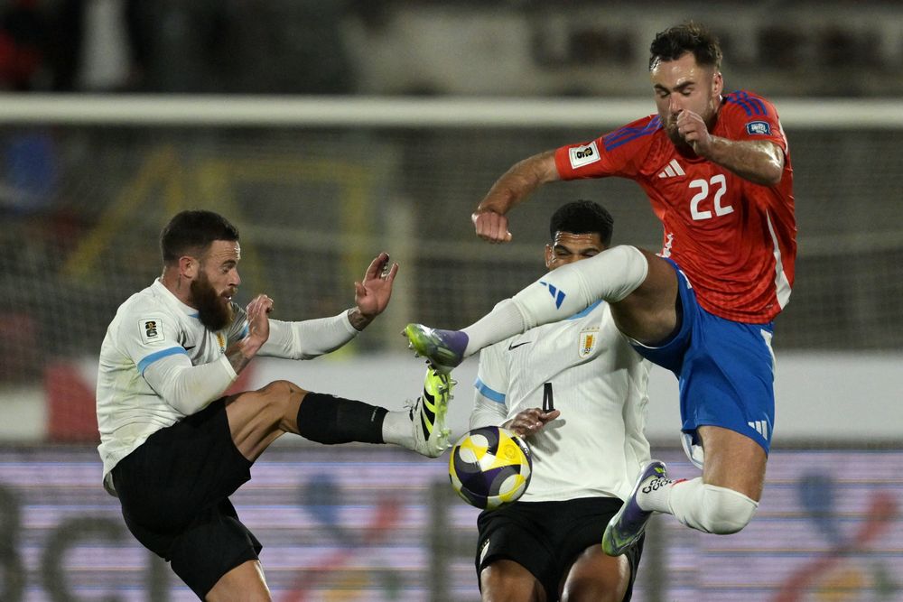 Nahitan Nández de Uruguay ante Ben Brereton de Chile por Eliminatorias