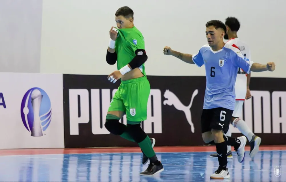 Mathías Fernández, el arquero de Uruguay, celebra su golazo ante Perú en la Copa América de fútbol sala