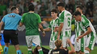 La roja para Facundo Bernal, del Betis, durante el partido de la jornada 9 de LaLiga entre Real Betis y FC Barcelona