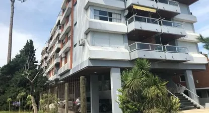 El edificio tiene frente hacia Rambla Claudio Williman y fondo a El Toboso.