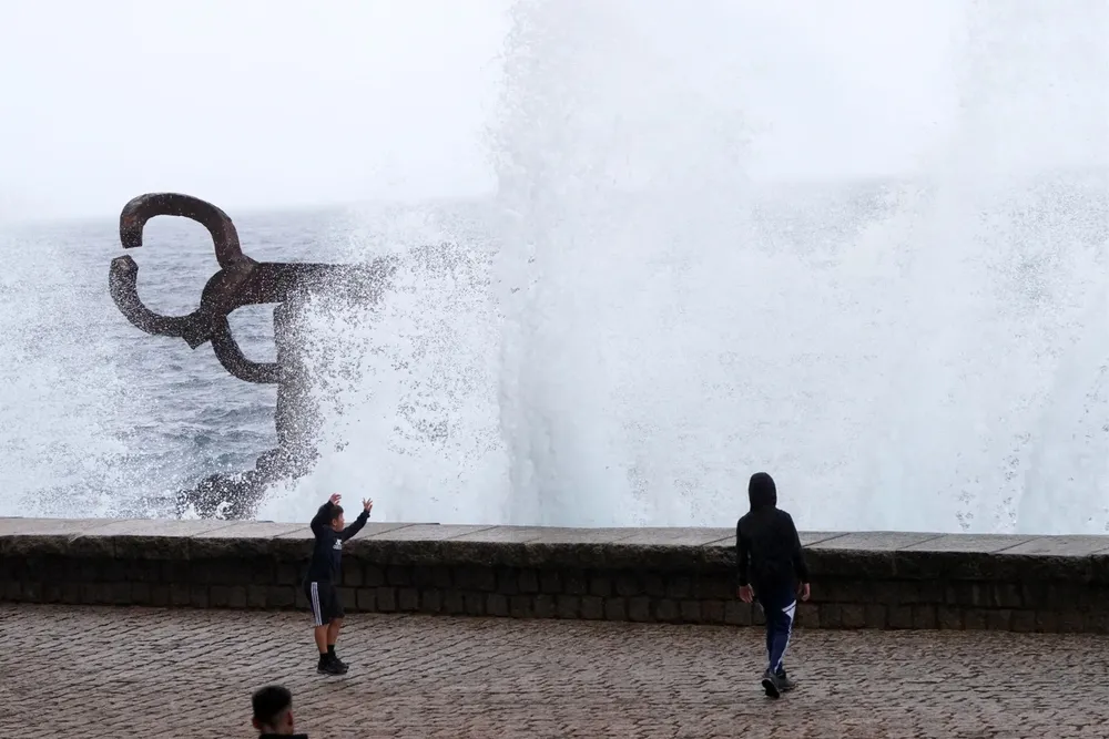 Registradas olas de más de 6 metros en San Sebastián.