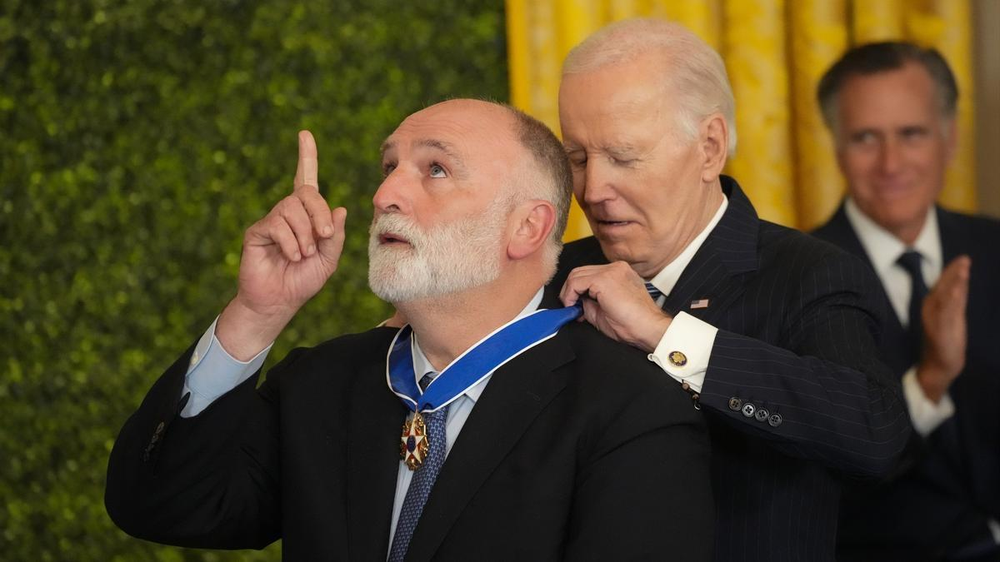 El chef español, José Andrés y el expresidente Joe Biden.