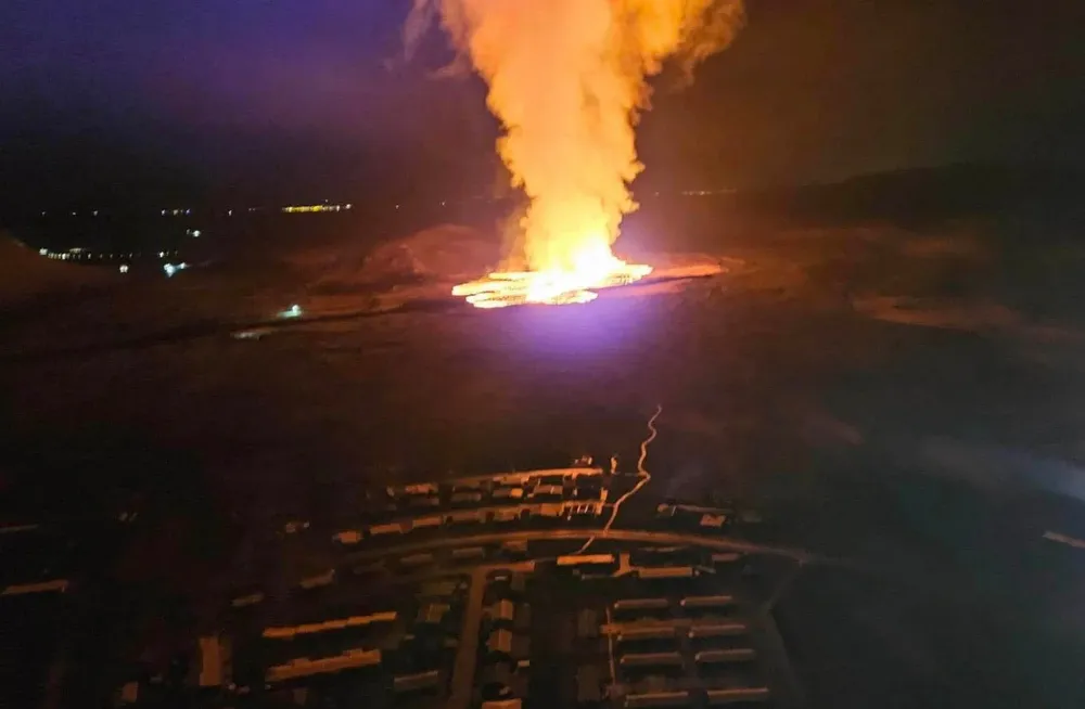 Una fotografía proporcionada por la Defensa Civil de Islandia muestra una erupción volcánica cerca de Grindavik, en la península de Reykjanes.