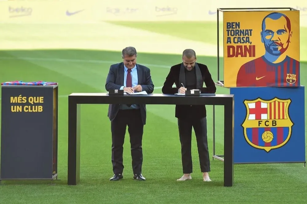 Dani Alves, descalzo, con Laporta