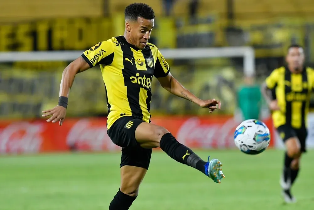 Byron Castillo ante Miramar Misiones