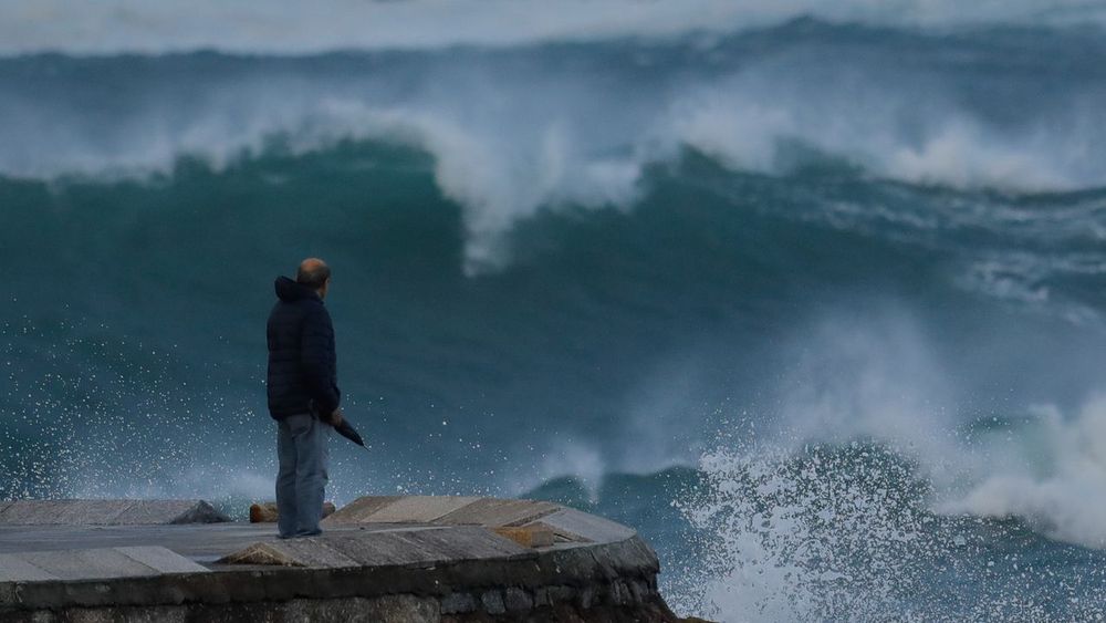 Una imagen del mar embravecido en A Coruña