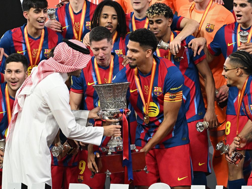 Ronald Araujo levanta la copa en Arabia Saudita