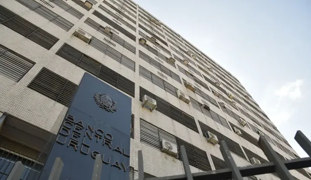 BCU volvió a recortar la tasa de interés en el cierre de 2023