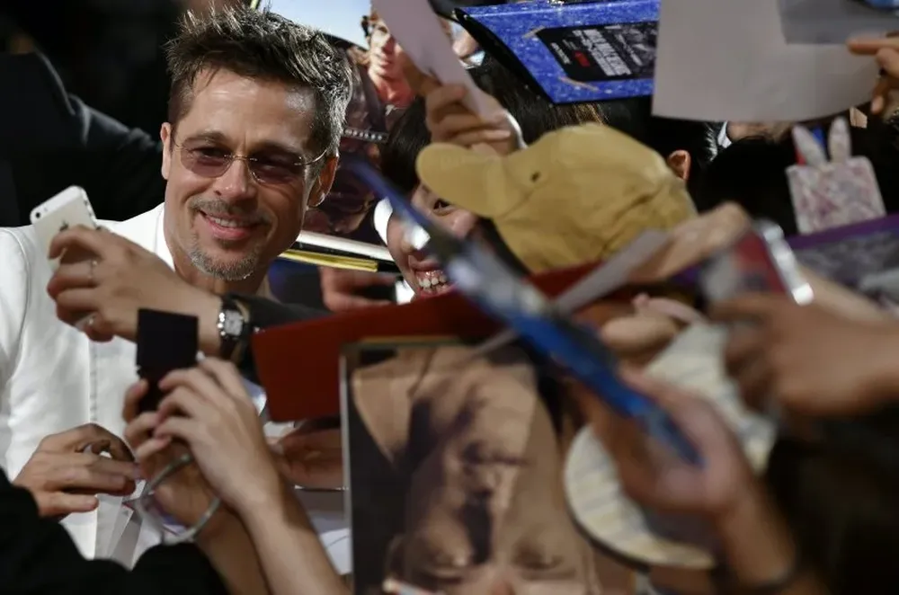 Brad Pitt posa con sus fans en el estreno de la película War Machine, en Tokio, Japón.
