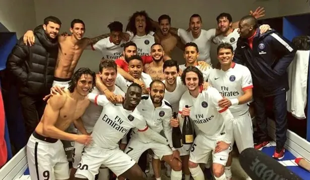 Cavani celebra con Di María el título conseguido con PSG