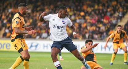 Gonzalo Carneiro en el partido de Nacional ante Coquimbo en Chile por la Copa Libertadores