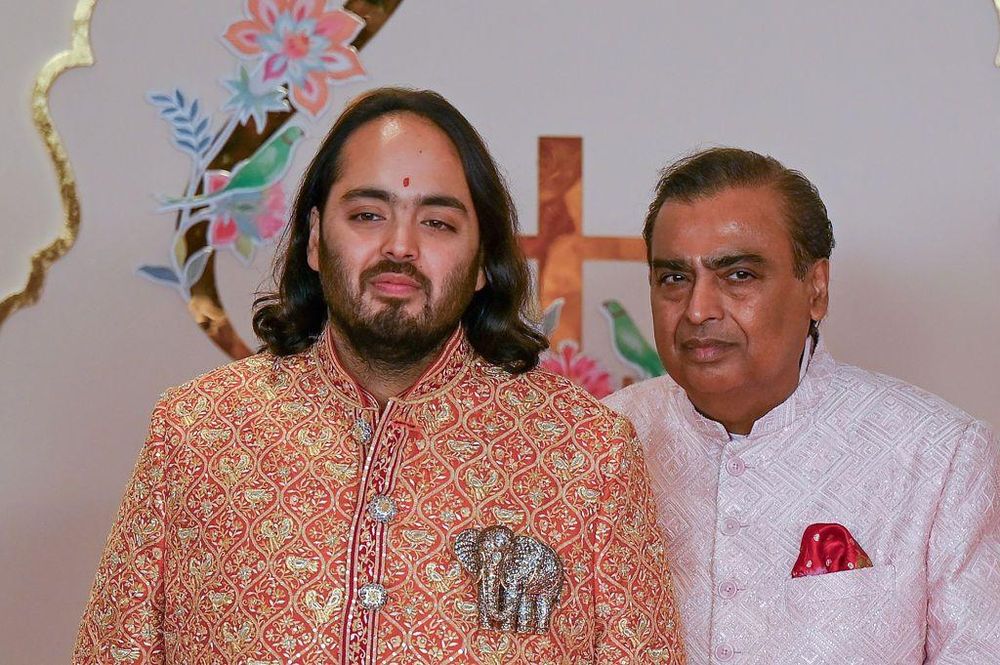 Anant (izq) es hijo del multimillonario Mukesh Ambani, quien es considerado el hombre más rico de Asia.
