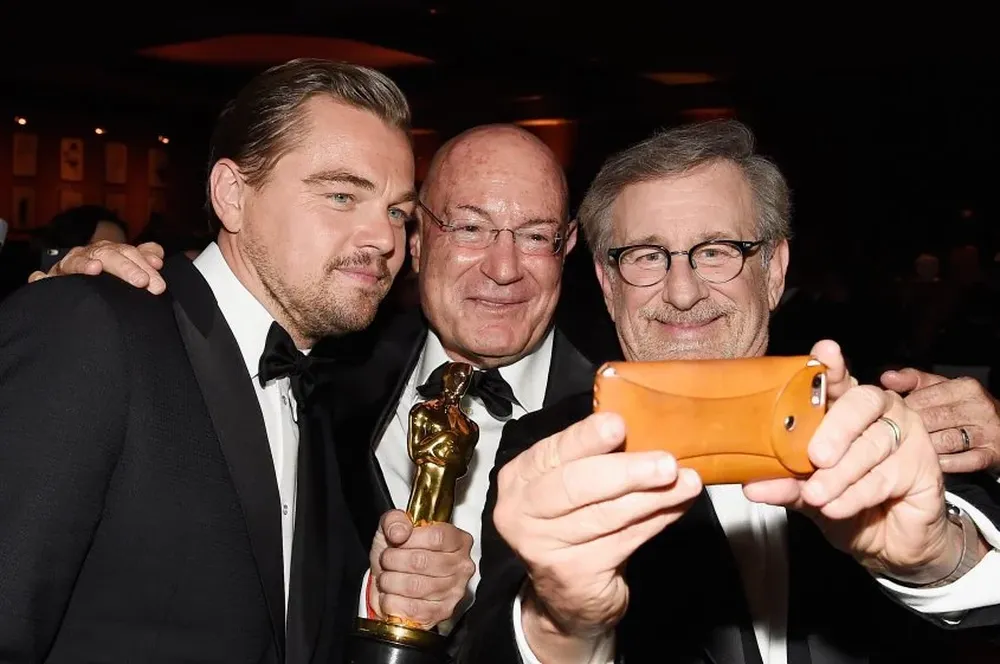 Leonardo DiCaprio junto al productor Arnon Milchan y el director Steven Spielberg