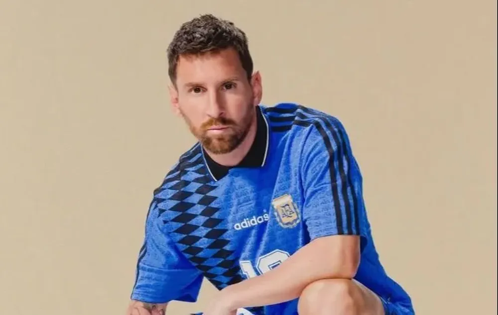 Adidas y Messi en estilo retro se presento la reedicion de la famosa camiseta del Mundial 94