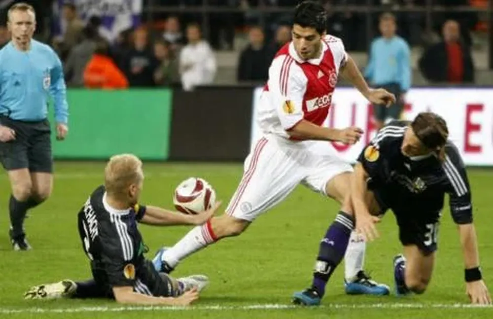 Luis Suárez fue máximo artillero de la Liga de Holanda en 2009/10, con 35 goles marcados con Ajax Luis Suárez fue máximo artillero de la Liga de Holanda en 2009/10, con 35 goles marcados con Ajax
