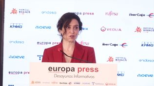 La presidenta de la Comunidad de Madrid, Isabel Díaz Ayuso, interviene durante un desayuno informativo de Europa Press.