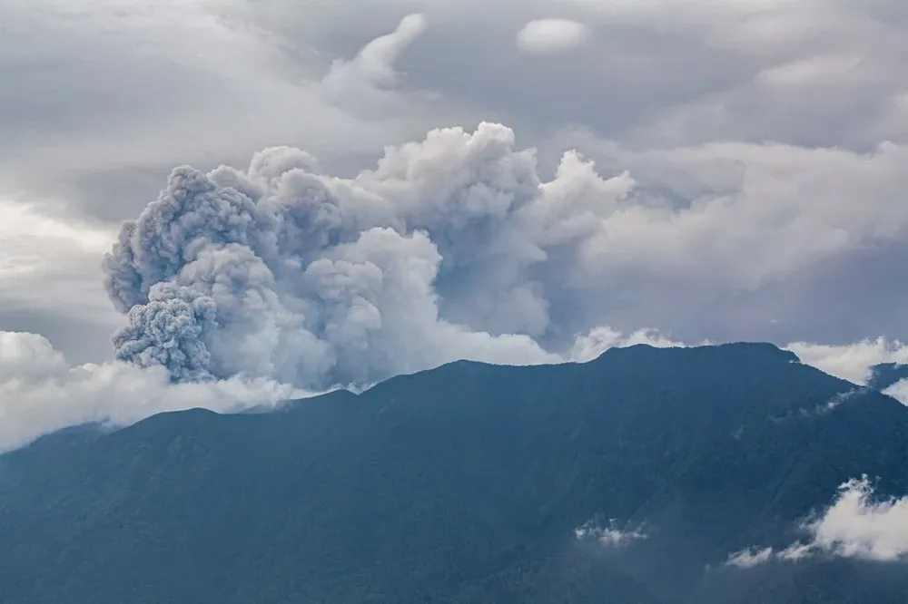 El Monte Marapi, de 2.891 metros de alto y cuyo nombre significa montaña de fuego es el volcán más activo de Sumatra.