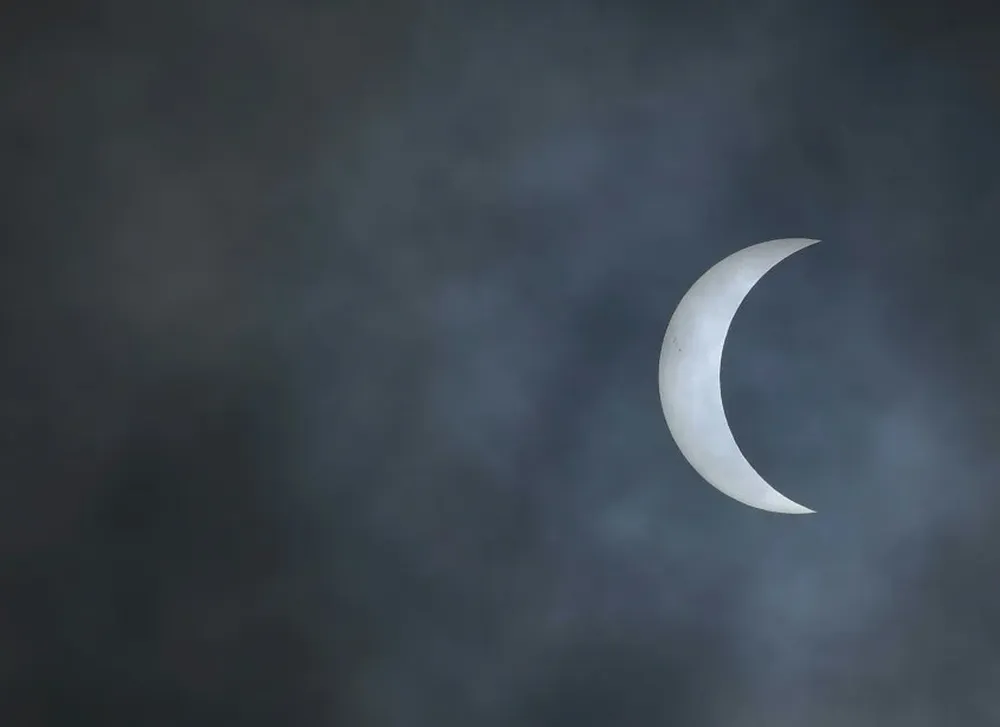 El sol forma una medialuna creciente en esta vista del eclipse solar desde Charleston, Carolina del Sur