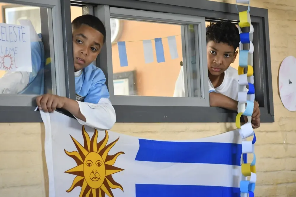 Escolares ven el partido en la escuela 16.