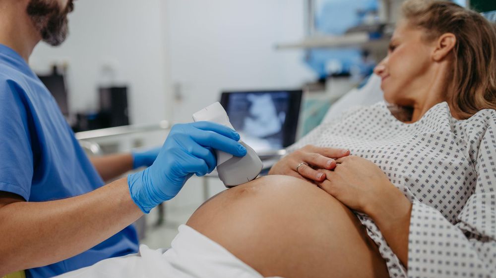 En el último trimestre del embarazo la presión sobre la vejiga hace que las mujeres deban ir al baño con mucha más frecuencia.