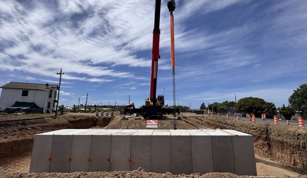 Schmidt montó un túnel peatonal de 20 metros en 12 horas con su sistema de hormigón premoldeado: cómo hicieron