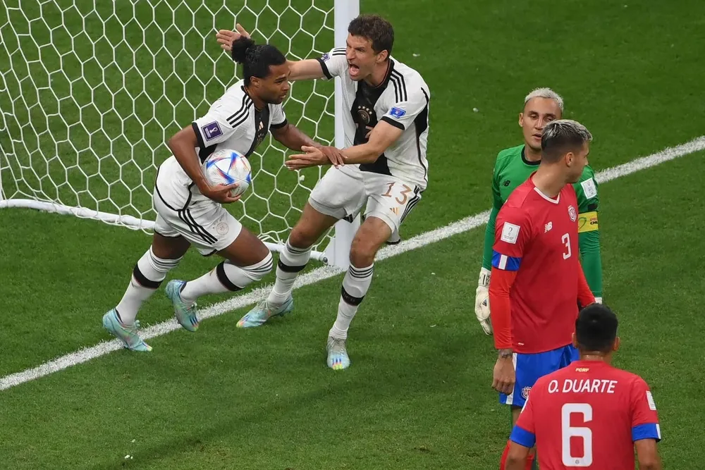 Gnabry celebra su gol con Müller