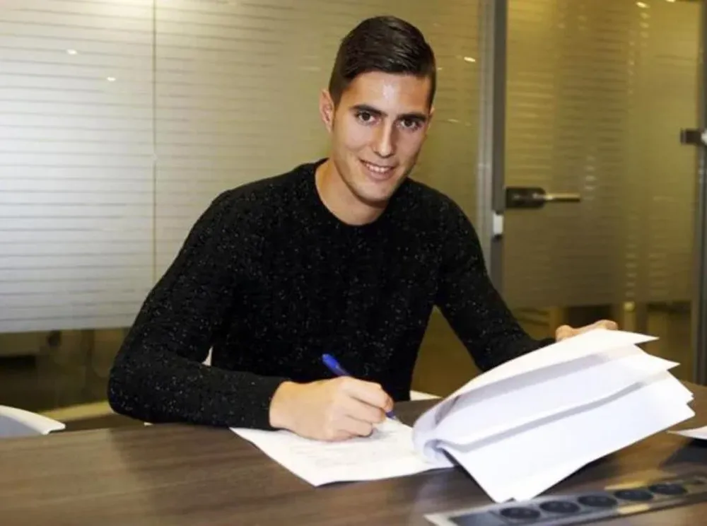 Sergi Guardiola firmando el contrato que solo duró ocho horas