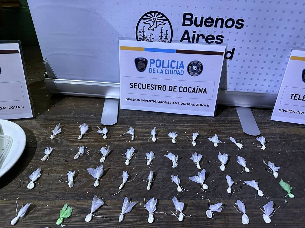 Caen narcotraficantes de La Boca: vendían drogas cerca de un jardín maternal y tenían antecedentes