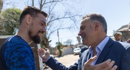 El saludo del presidente Orsi con el capitán de Nacional, Sebastián Coates