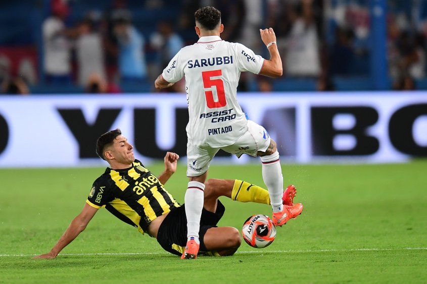 Gastón Togni de Peñarol ante Camilo Cándido de Nacional por el Torneo Apertura