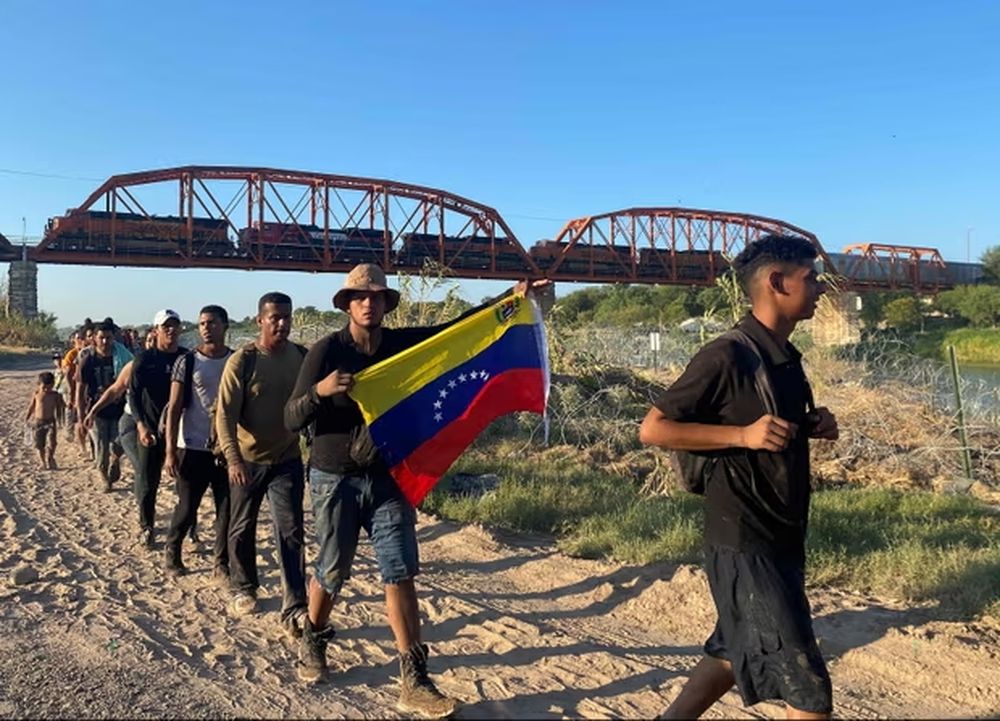 Venezolanos-cruzan-la-frontera-de-EEUU-con-Máxico.-AFP.jpg