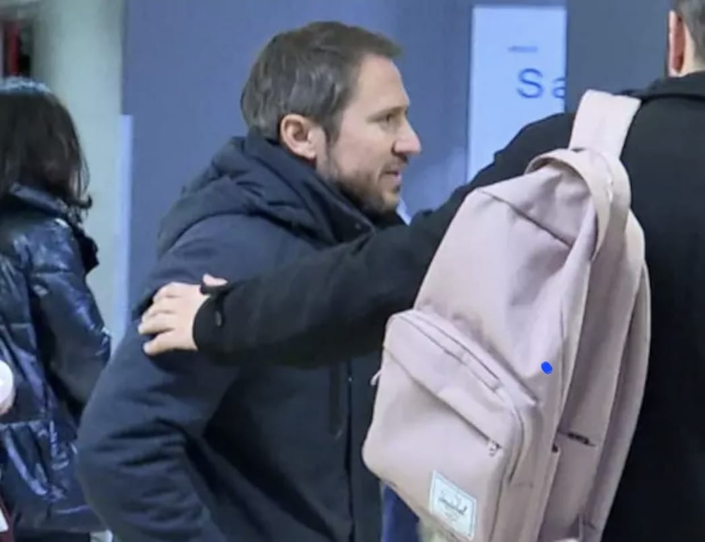 Manuel, el hijo de Raphael ingresa al hospital donde está ingresado su padre tras sufrir un ACV.