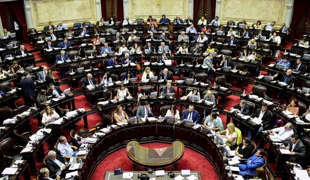 Un legislador argentino besó los senos de una mujer en medio de sesión por Zoom y fue suspendido