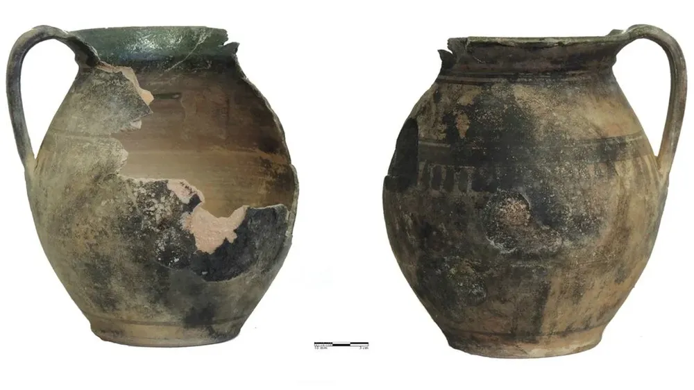 Una vasija de cerámica ayudó a conservar la mano momificada del bebé.