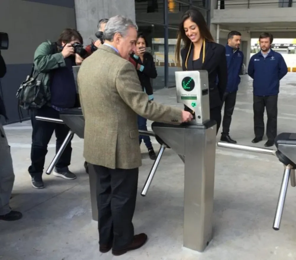 Damiani ingresando con la Tarjeta CAP al Campeón del Siglo