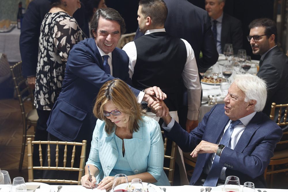 José María Aznar saluda a Felipe González en la entrega de medallas de CEAPI. EFE