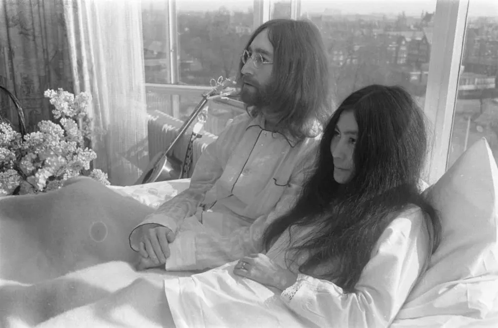 John Lennon y Yoko Ono durante su protesta Bed In for Peace en Ámsterdam