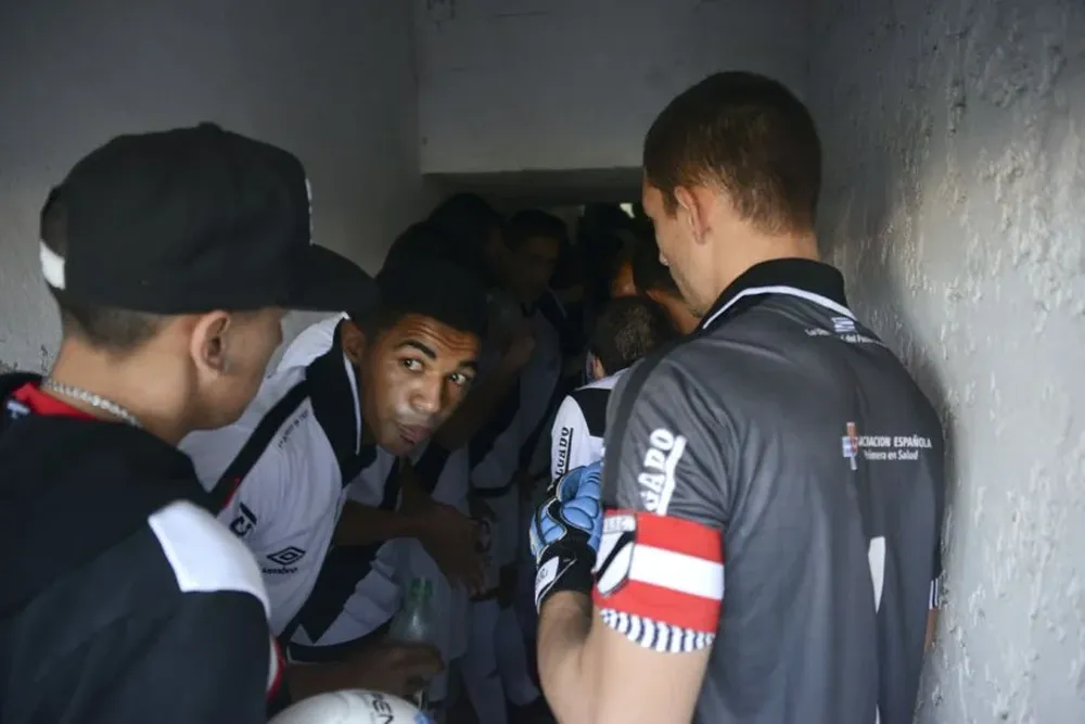 Danubio se apresta salir al campo de juego en su feudo de Jardines, alli venció a River Plate 2-0 y le dejó sin opciones de lograr el título del Clausura.