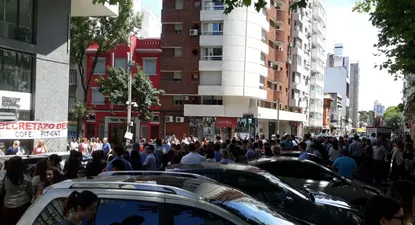 trabajadores de dgi no atienden publico y se movilizan por rebaja salarial