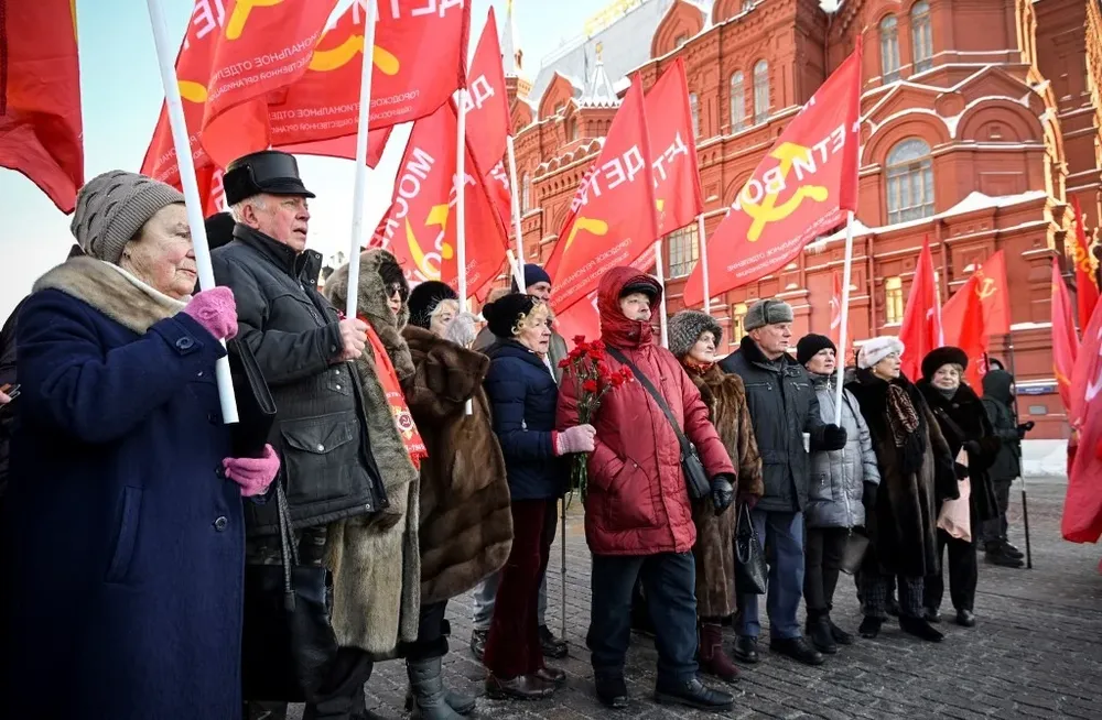 Unas doscientas personas se reunieron en el mausoleo para rendir homenaje al fundador del estado soviético.