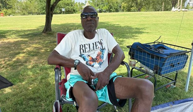 Trump publicó una foto de mí sentado junto a mi carpa y luego llegó la excavadora