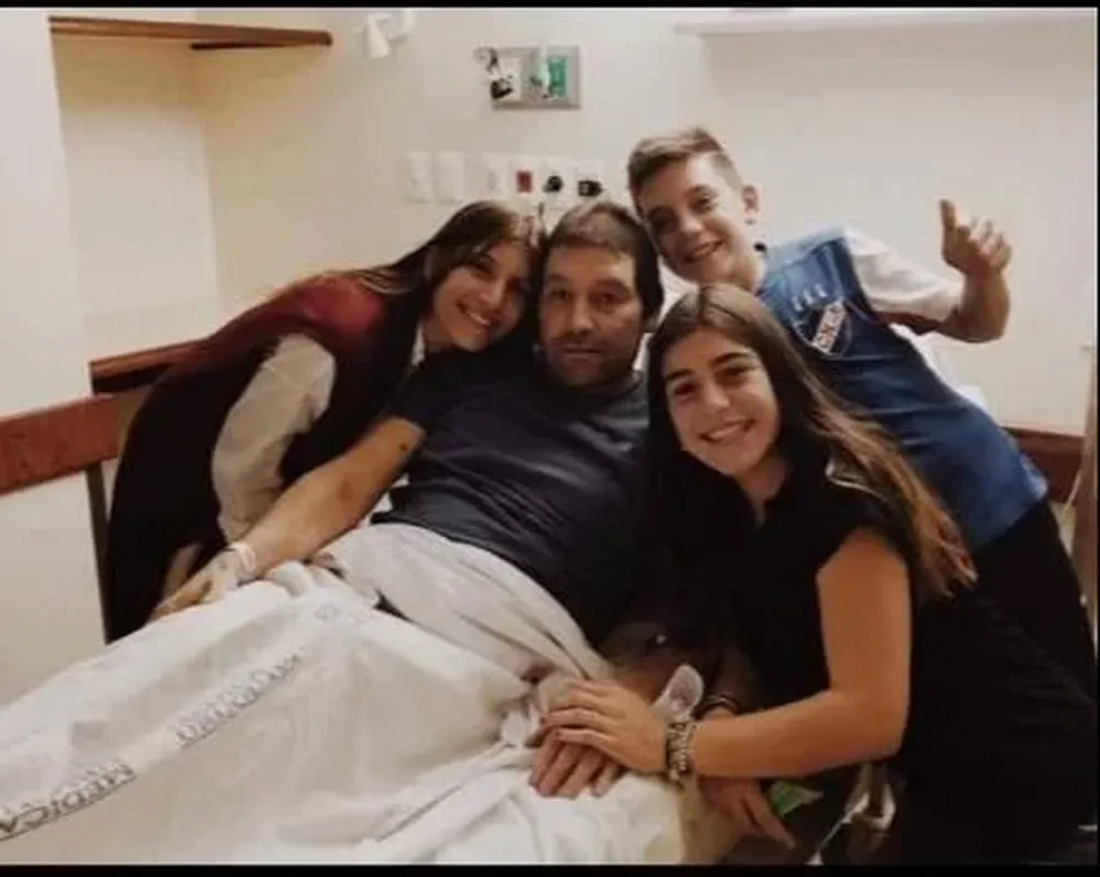 Fabián y sus tres hijos cuando estuvo internado años atrás